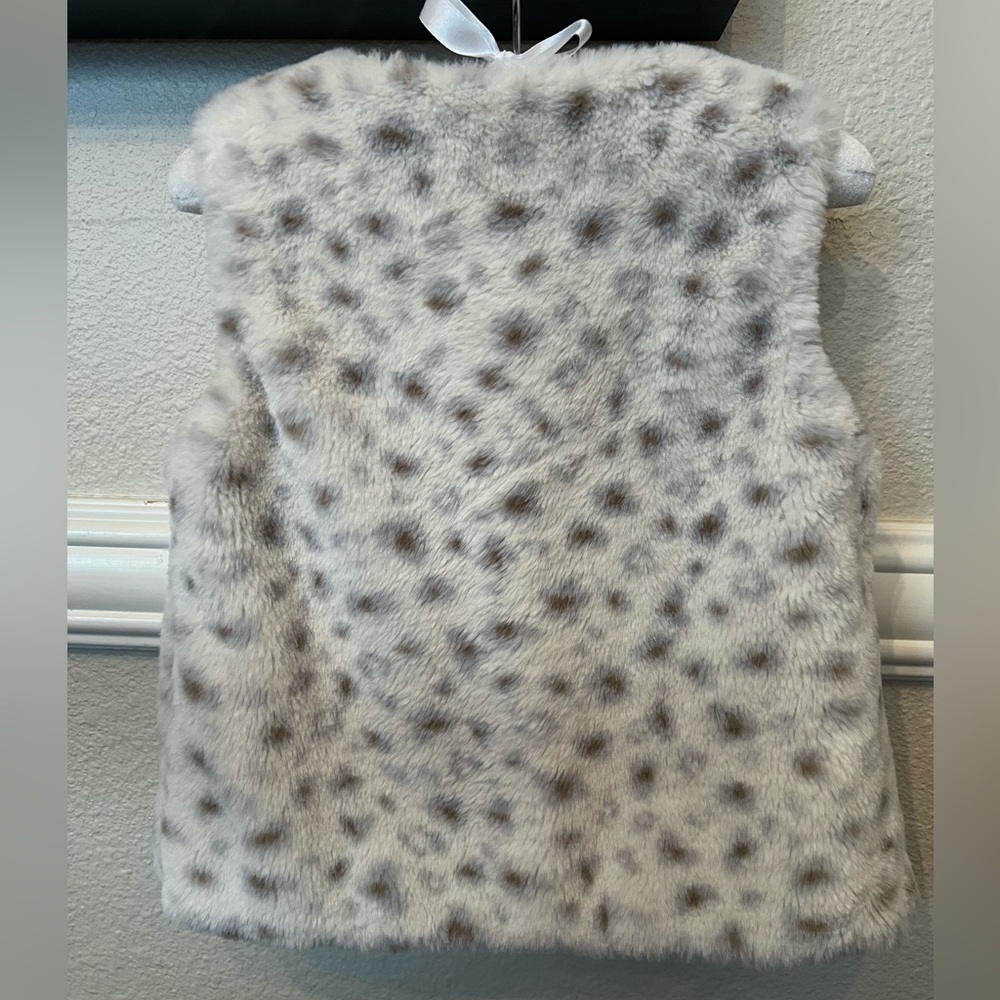 Cat & Jack Girls Leopard Faux Fur Vest- cream with tan & gray leopard spots - Picture 2 of 3